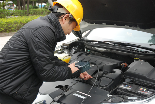 HIE系列便携式工业内窥镜正在检测汽车发动机缸体