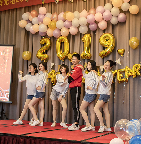 2019年亚泰光电企业年会由亚泰人自编自导的劲歌热舞