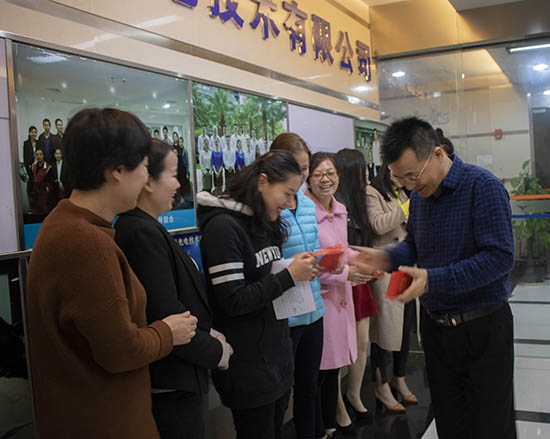 亚泰光电总经理郑总2019三八妇女节给坚守岗位的女员工发红包