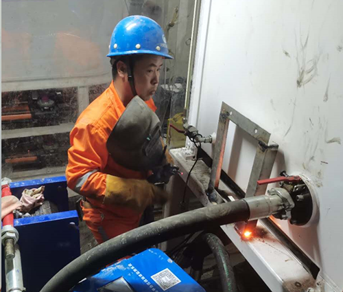 亚泰光电在线油液监测系统在盾构机上安装：监测箱支架的焊接制作
