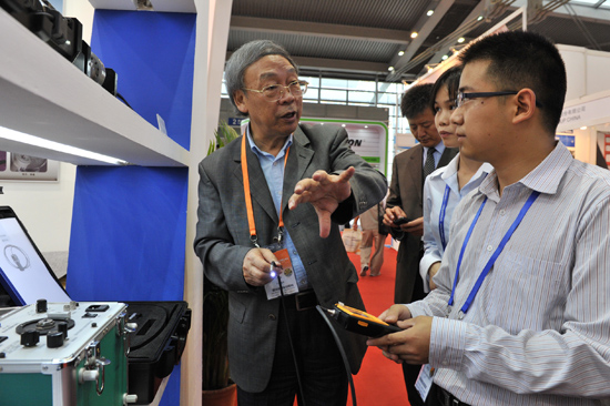 深圳大学牛憨笨院士在高交会上指导亚泰光电工业内窥镜操作