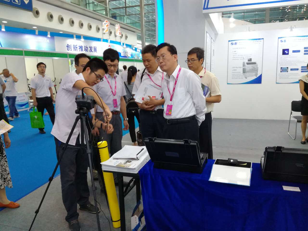 亚泰光电工作人员向深圳市相关领导介绍SIE百万像素工业内窥镜